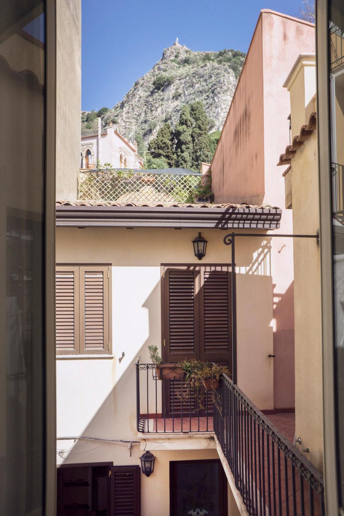 Tina House - Il Cortile Nel Centro Storico Di Taormina Apartment Exterior photo