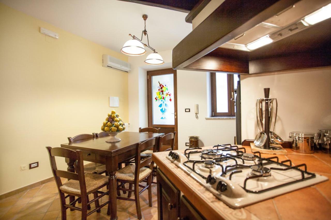 Tina House - Il Cortile Nel Centro Storico Di Taormina Apartment Exterior photo